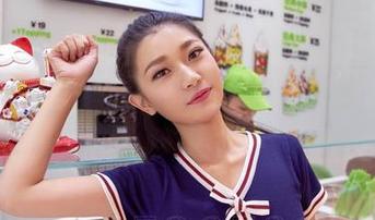 AISS爱丝(黄金版) – 丝袜街道探险：亚美依的美图教会我，人生就是一场风筝至上的长路！