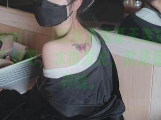誰把Aram(아람)的泳池边夏天变成了无圣光套图？好吧，水也发光，就是看不见分界线。