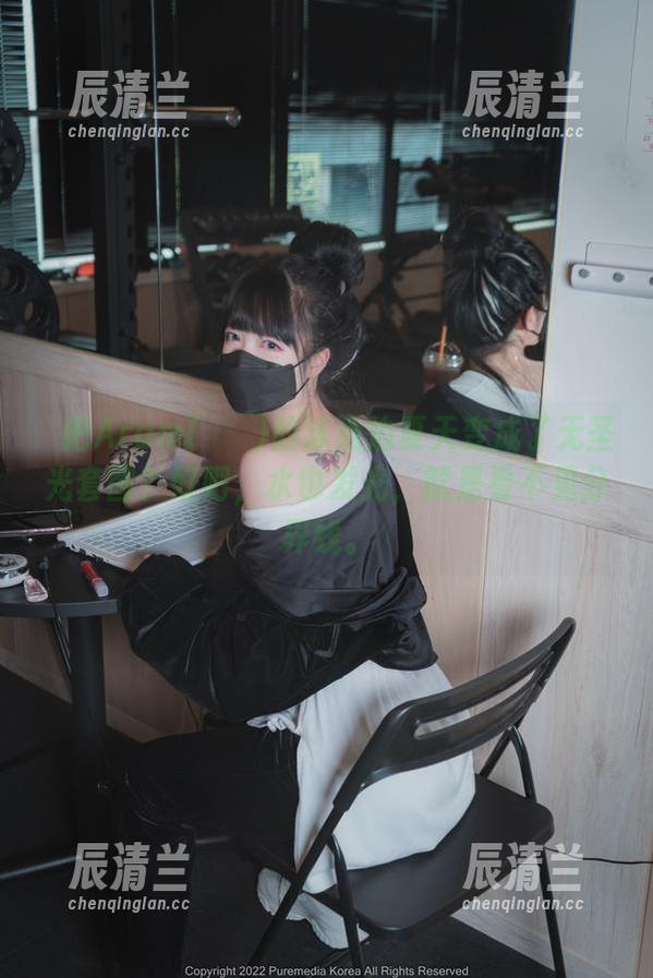 誰把Aram(아람)的泳池边夏天变成了无圣光套图？好吧，水也发光，就是看不见分界线。