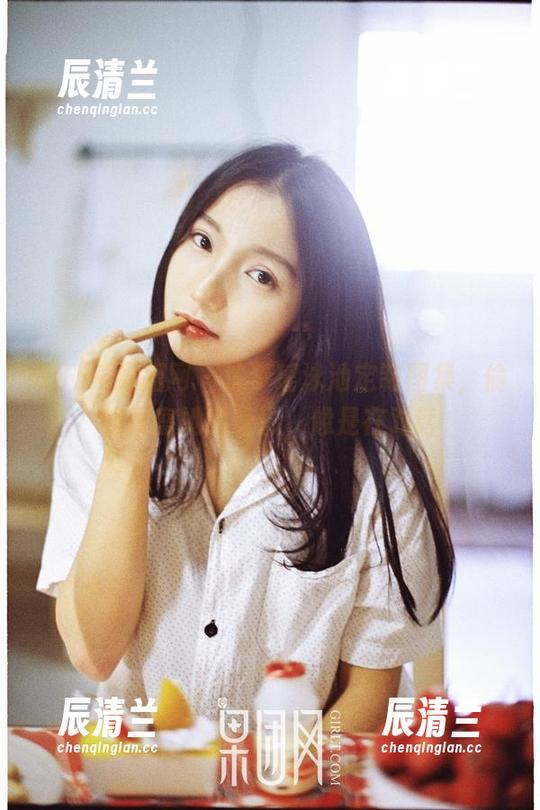 GIRLT果团网 - 沈梦瑶泳池定制图集，偷偷观察她的身影，像是在对话