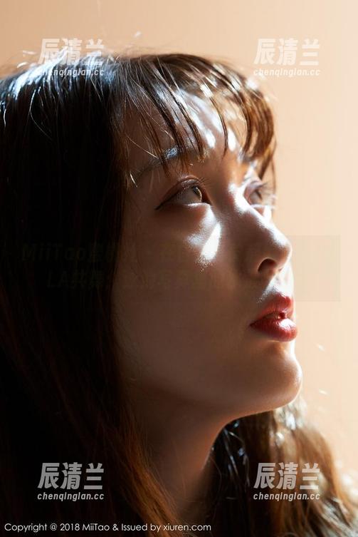 MiiTao蜜桃社 - 在白天与韵莉娜VANILLA共舞：泳池写真里的水波与微风