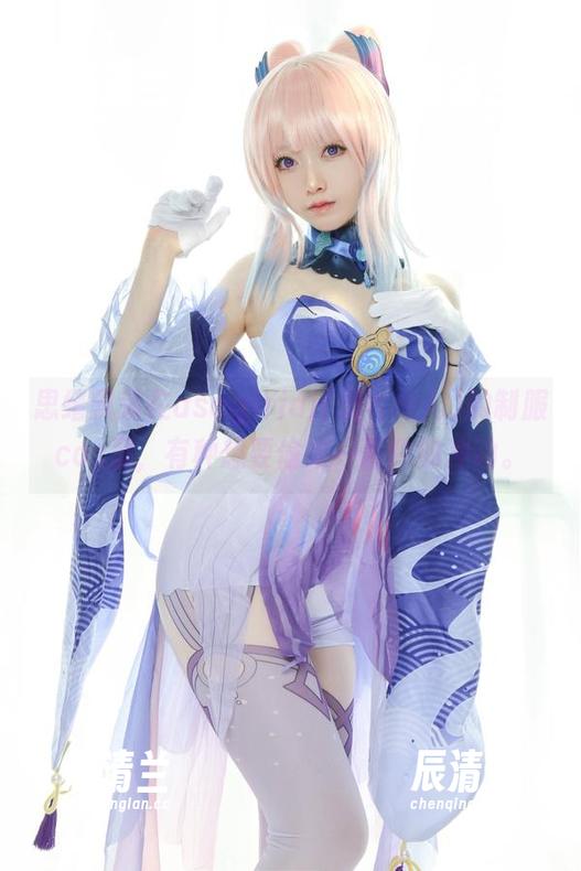 思绪飘荡在asagiriai(爱ちゃん)的制服cos里，有种想要偷来一两件的冲动。