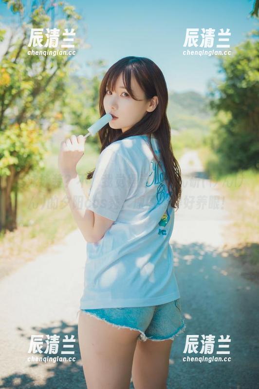 竞泳泳装？不，我觉得这是けん研(けんけん)的夕阳cos秀，原图照得好养眼！