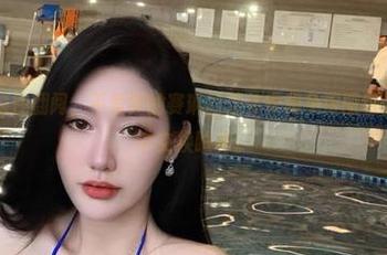 微密圈 – 随性翻阅，不爱笑的赛琳的连体衣和免费图包悄悄在人群中交换眼神。