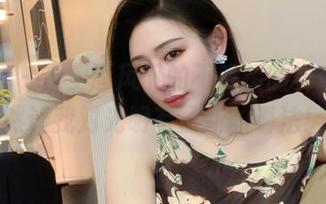 微密圈 – 镂空画风下的不爱笑的赛琳，居然让我对光明有了新的看法！