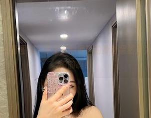 微密圈 – 高清图集：不爱笑的赛琳的身材果然是为了被手机拍的嘛！