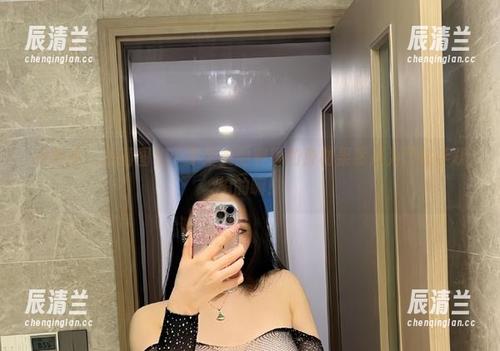 微密圈 - 高清图集：不爱笑的赛琳的身材果然是为了被手机拍的嘛！
