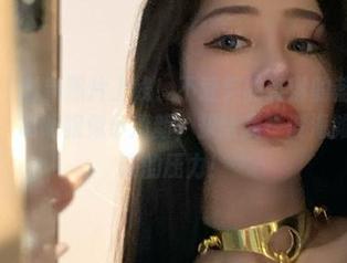 微密圈 – 最新照片上线！不爱笑的赛琳的蓝色连体比基尼，明明貌似小清新，却给我一波海滩不可思议的压力！