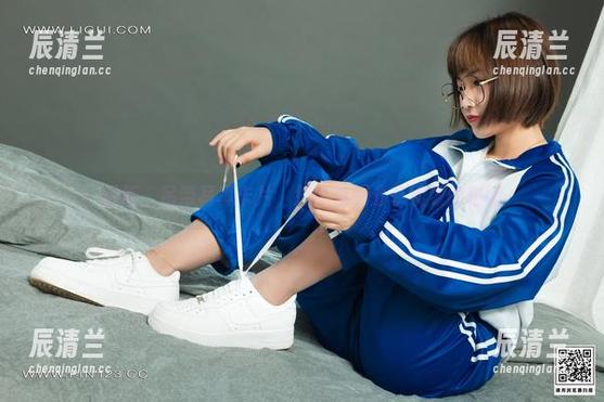 丽柜-悠悠 丽柜 - 吊带写真卡片,悠悠悄悄分享绽放的稚嫩