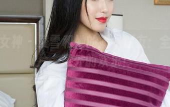 克拉女神 – 凌雪和她的奶牛朋友：全套图片，意外的欢乐！