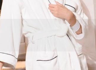 克拉女神 – 雅楠的自拍：真作品还是调皮的假更新？