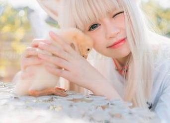 自拍狂魔千反田鹿子，与制服的私拍拼图，图片带来的意外拼合。