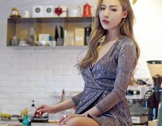 嗲囡囡 – 合集：Emily尹菲在泳池里的优雅与奇思妙想