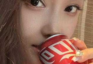 微密圈 – 原图跟我想象中的少女差别还挺大的，奶雯是认真的拍摄还是随意的玩耍？