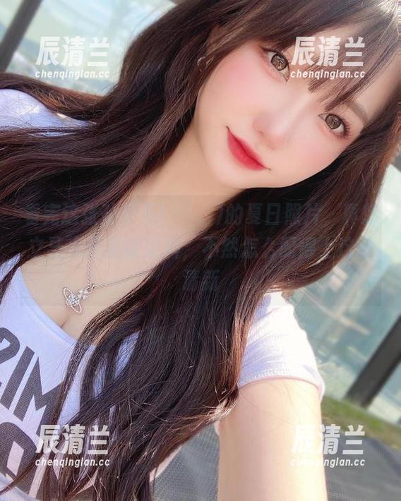 看完这张孙乐乐(손예은)的夏日照片，真想立马点开冰镇饮料，不然怎么配得上这份清新