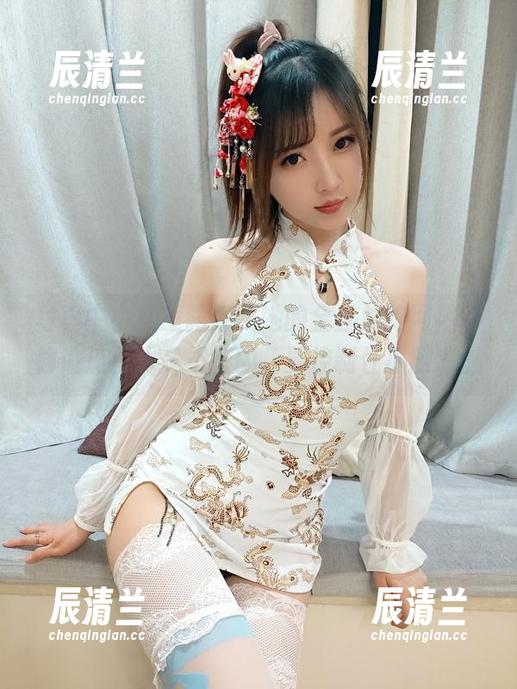 小女巫露娜 写真中小女巫露娜和她的金丝旗袍网袜,偷偷流口水是不行的,要控制住小撇嘴。