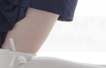 少女秩序 – 看！小鱼与“女孩”写真相遇，水中波纹画出新旋律。