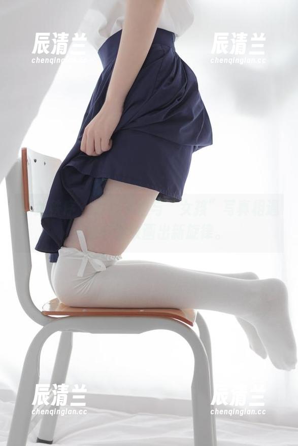 少女秩序 - 看！小鱼与“女孩”写真相遇，水中波纹画出新旋律。