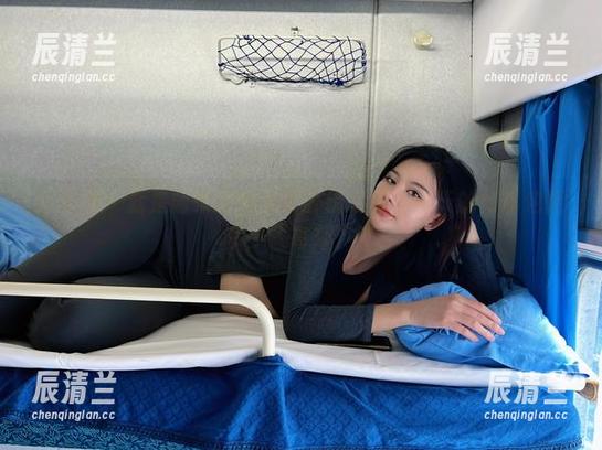 微密圈 - 就是阿朱啊的火车卧铺写真：今天的行李包括多少“奇趣”？