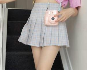 梦丝女神 – 网盘中的灵唯：校服纯白，不知道我在想什么。