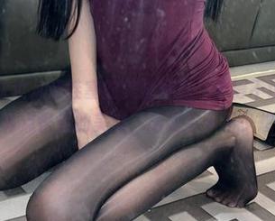 微密圈 – 沈汝凡超哇塞的美脚写真，不得不说，仔细一看，还真有点怪怪的美感，给我留下不少想象空间！