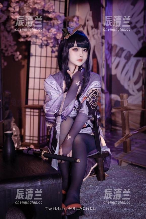 兔女郎白莉爱吃巧克力在线，高清镜头下的俏皮身影，还有谁能像她这么萌？