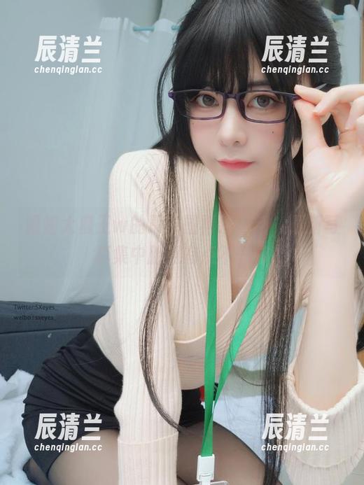 眼酱大魔王w的朋友圈再次更新，最新写真集中脸照有点不一样