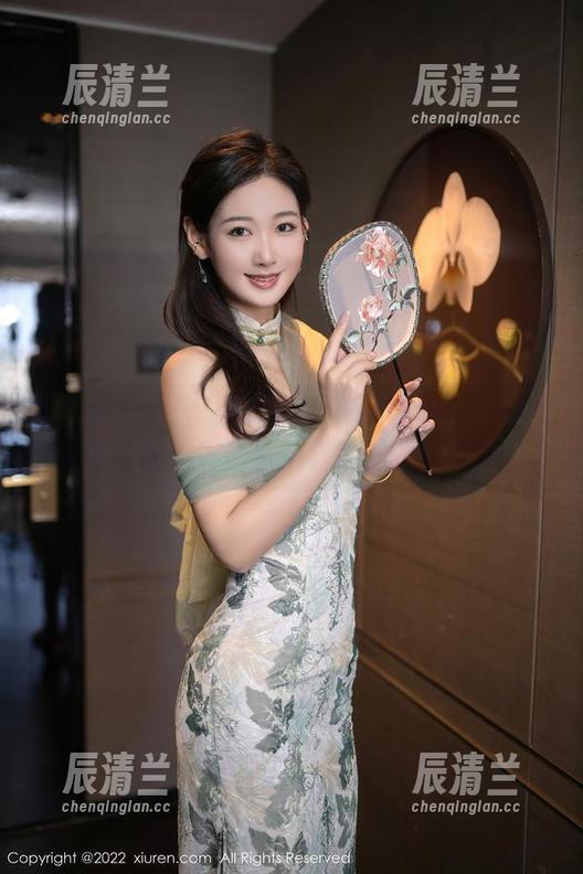 秀人网 - 媃柔rourou的在线写真：每一处的色彩都在诉说着对套装的爱的细腻。