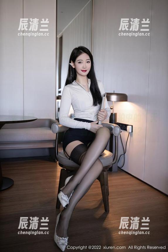 秀人网 - 小芭乐的白衬衫：私拍中的“无辜”和“撩人”到底谁更胜一筹？