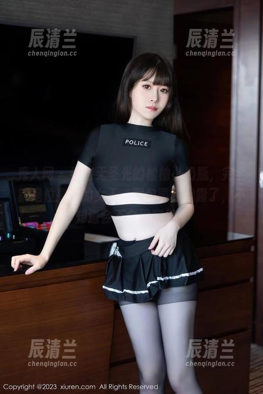 秀人网 - 看这无圣光的柚柚小奶瓶，完全就是位高冷的女王，图包要是泄露了，不知道会不会闹翻天？