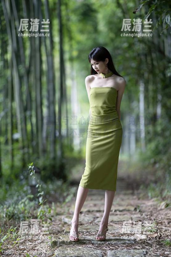秀人网 - 蕾丝与温心怡的组合：免费的写真爽，但是请不要留我在这儿干等！