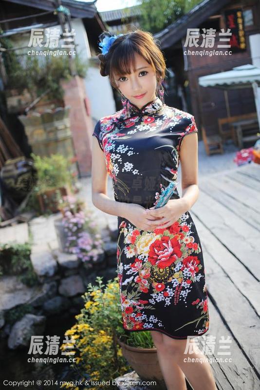 美媛馆-Cris_卓娅祺 美媛馆 - 为啥Cris_卓娅祺的美脚总是抢镜?难道真的是光影魔法?