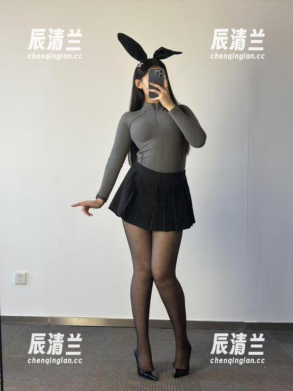 微密圈 - 美邵女Baby的图包，超乎想象的油亮丝袜，来一探究竟吧！