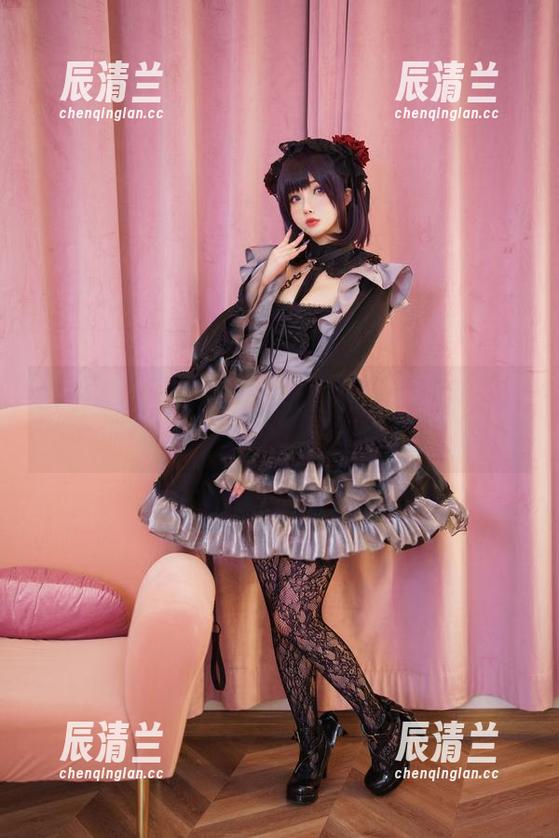 肉扣热热子 肉扣热热子出镜,泳池倒映中的写真,瞧这风格