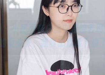 袜啵啵 – 小甜豆在白丝中若隐若现，透明脚尖的镜头下，我真想直接下载了事。