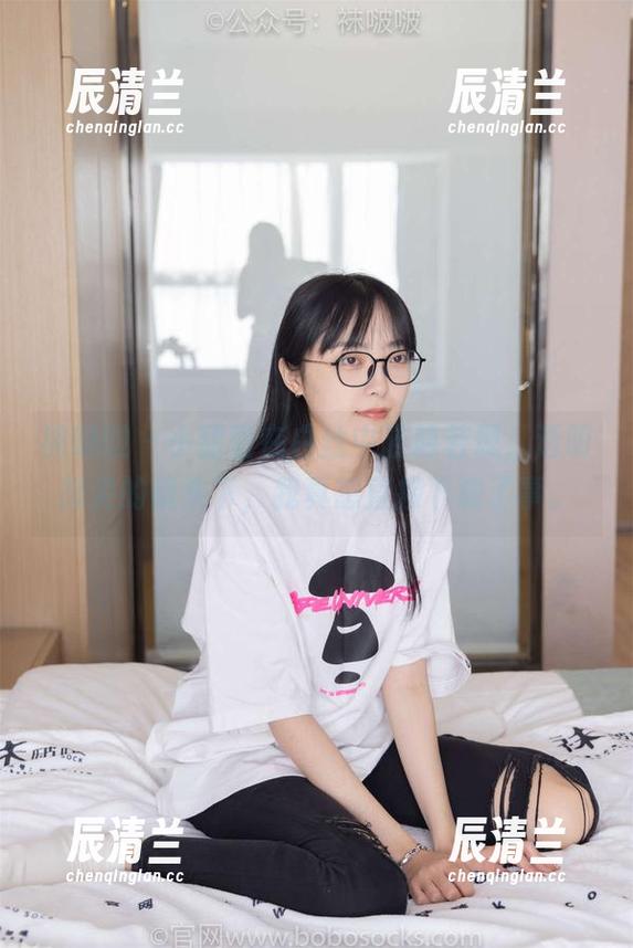 袜啵啵-小甜豆 袜啵啵 - 小甜豆在白丝中若隐若现,透明脚尖的镜头下,我真想直接下载了事。