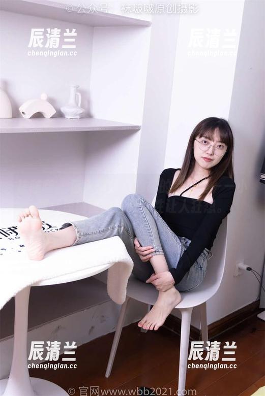 袜啵啵-小甜豆 袜啵啵 - 落入单腿白棉袜的星空里——小甜豆原图里的壁纸属性让人狂想。