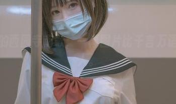 制服中的西园寺南歌：一幅图片比千言万语还要动人。