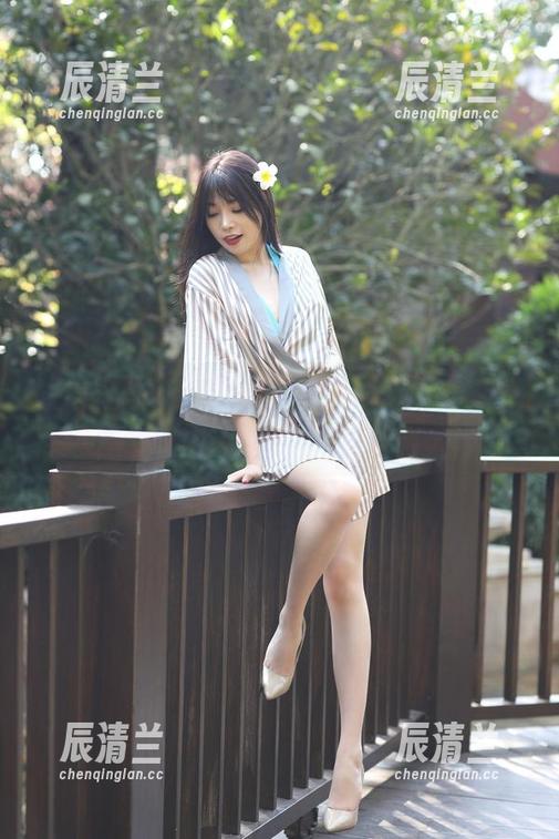 魔镜街拍 “魔镜街拍”的私房写真,牛仔热裤女孩的姿态,有点意思啊。