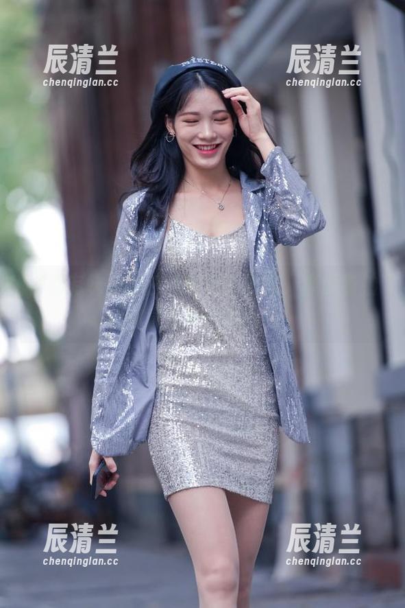 魔镜街拍 特别有味道的白色短裙小姐姐,魔镜街拍让你意犹未尽的图片!