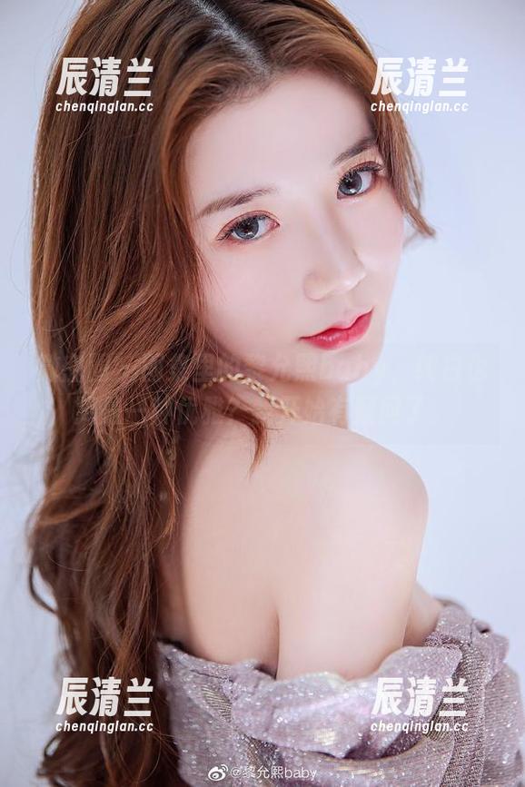 微密圈 - 图集里的黎允熙baby，纯白也算是一种优雅？我开始有疑问了。